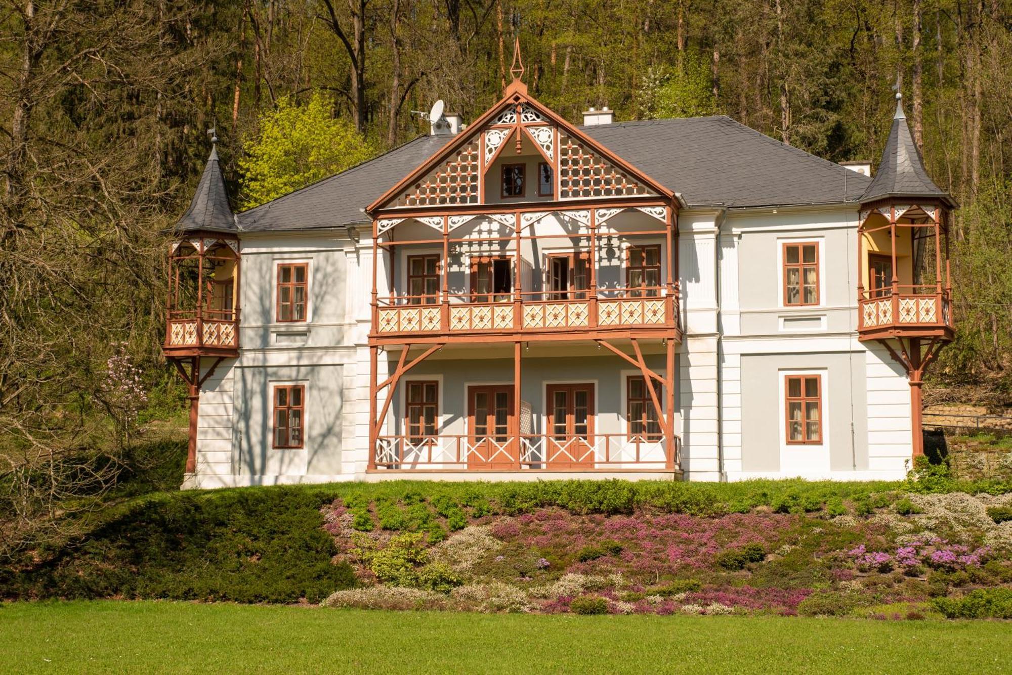 Hotel Alpska Ruze Luhačovice Esterno foto