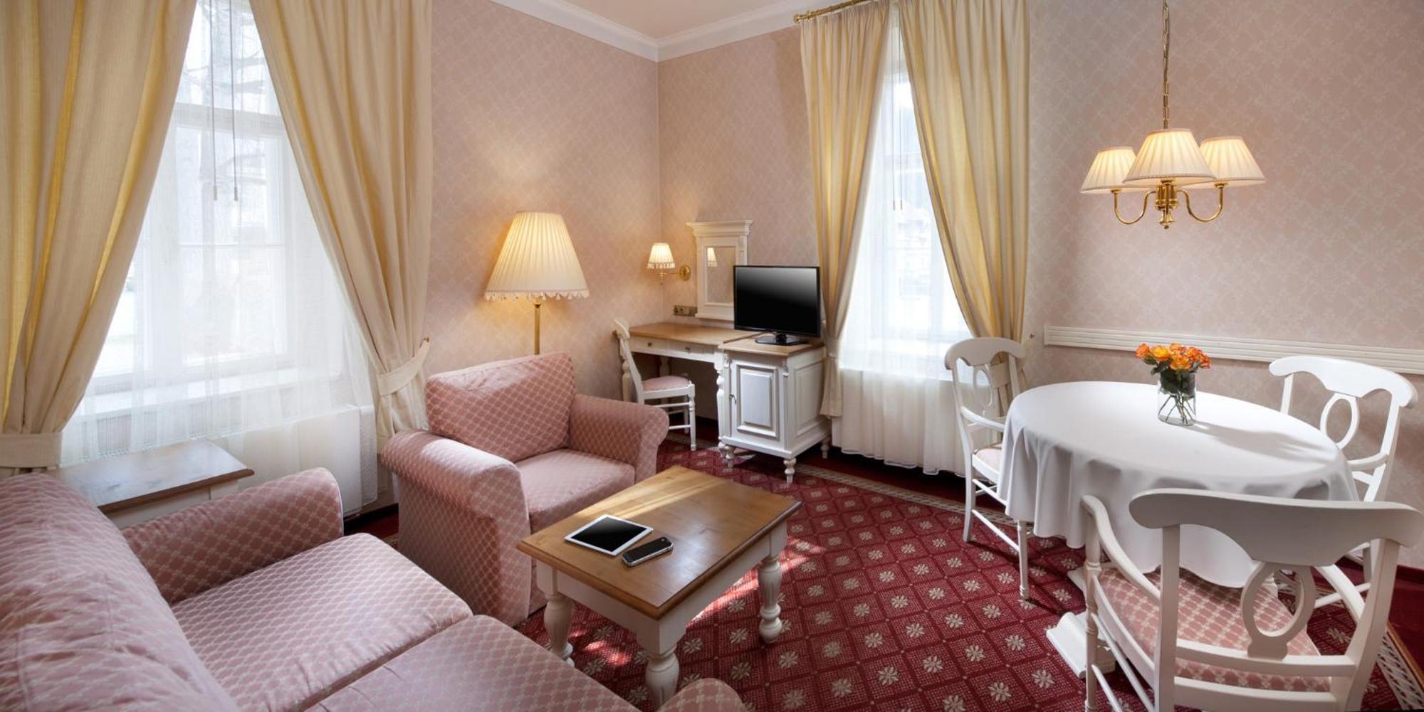Hotel Alpska Ruze Luhačovice Esterno foto
