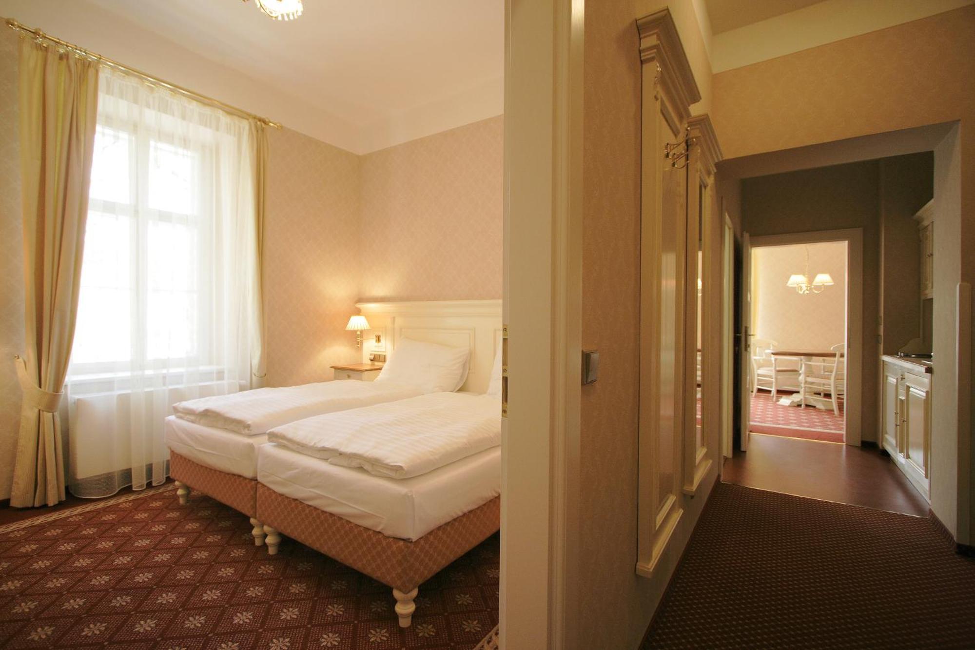 Hotel Alpska Ruze Luhačovice Esterno foto