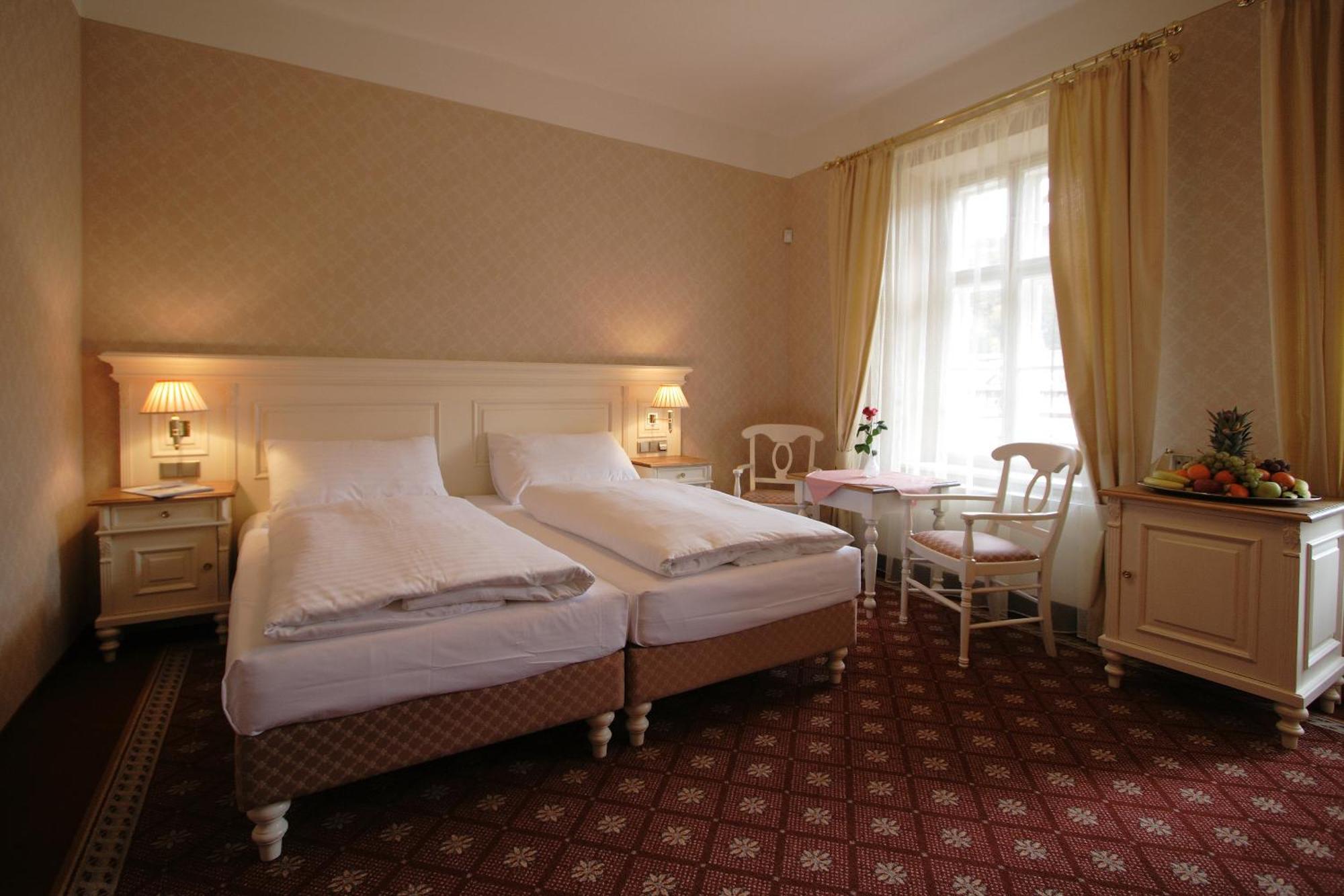 Hotel Alpska Ruze Luhačovice Esterno foto